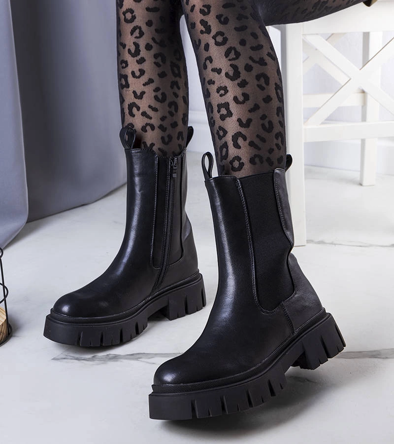 Czarne botki na masywnej podeszwie