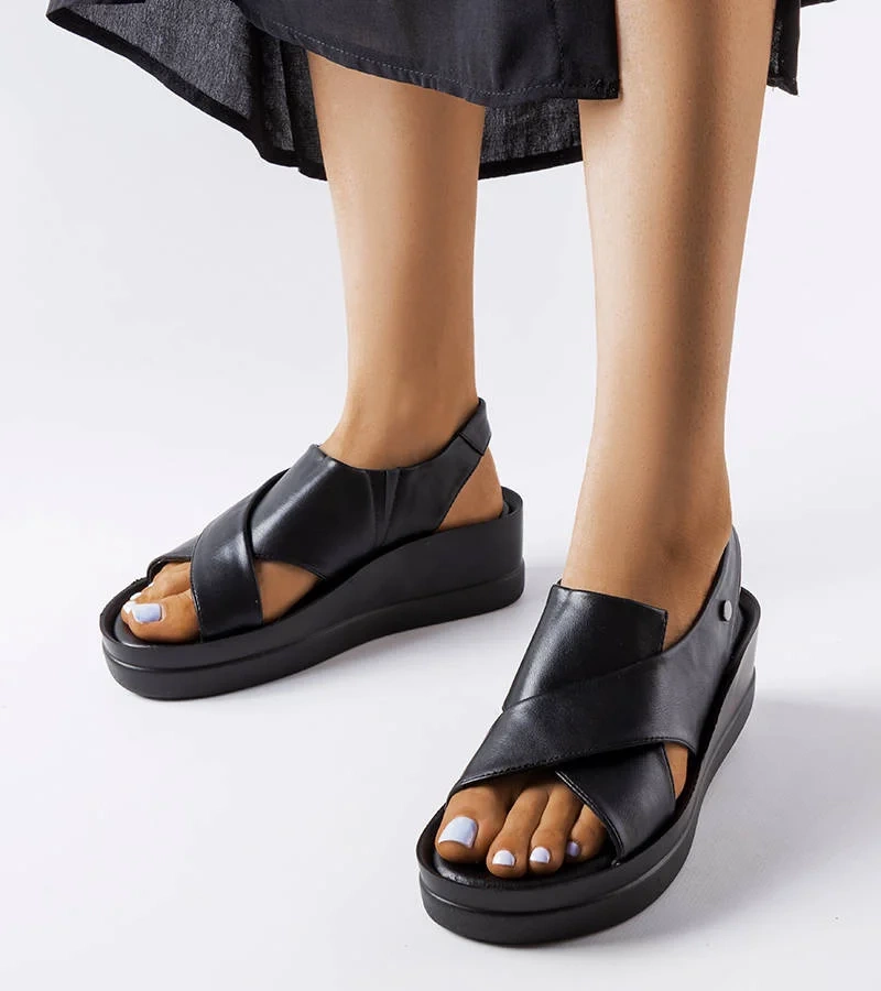 Białe sandały na koturnie