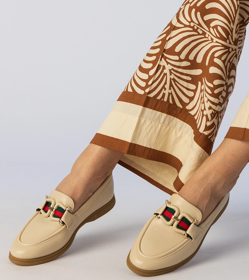 Hers Kremowe mokasyny z ekoskóry z ozdobą