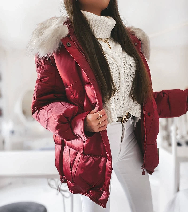 Czerwona kurtka o luźnym kroju