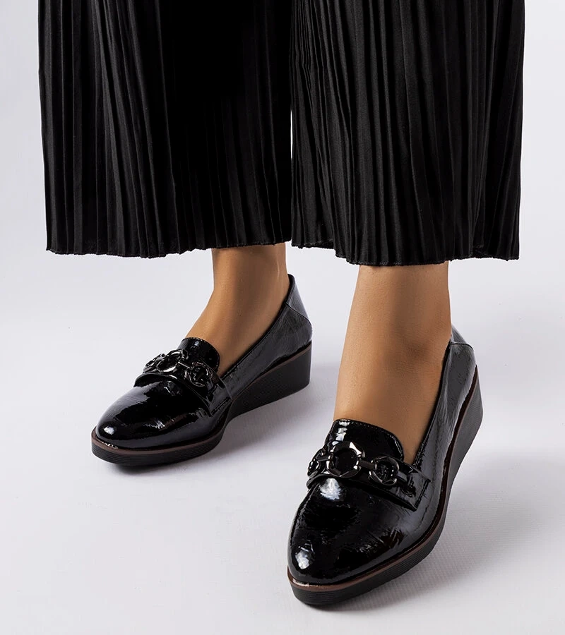 Czarne lakierowane mokasyny ze skórzaną wkładkę