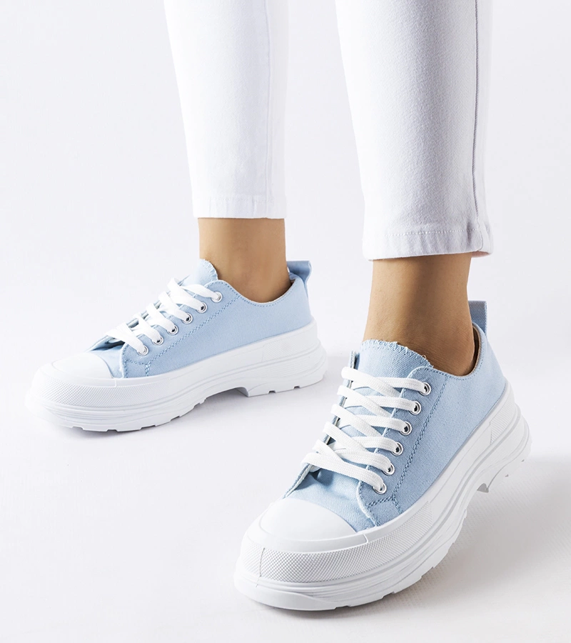 Niebieskie trampki na sportowej podeszwie