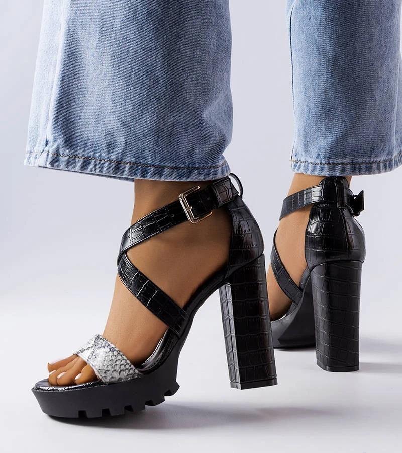 Białe sandały na słupku z wężowym printem