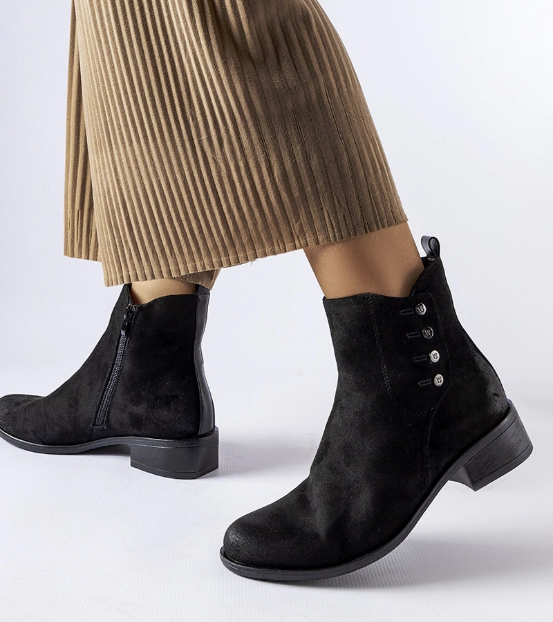 Czarne botki na płaskim obcasie