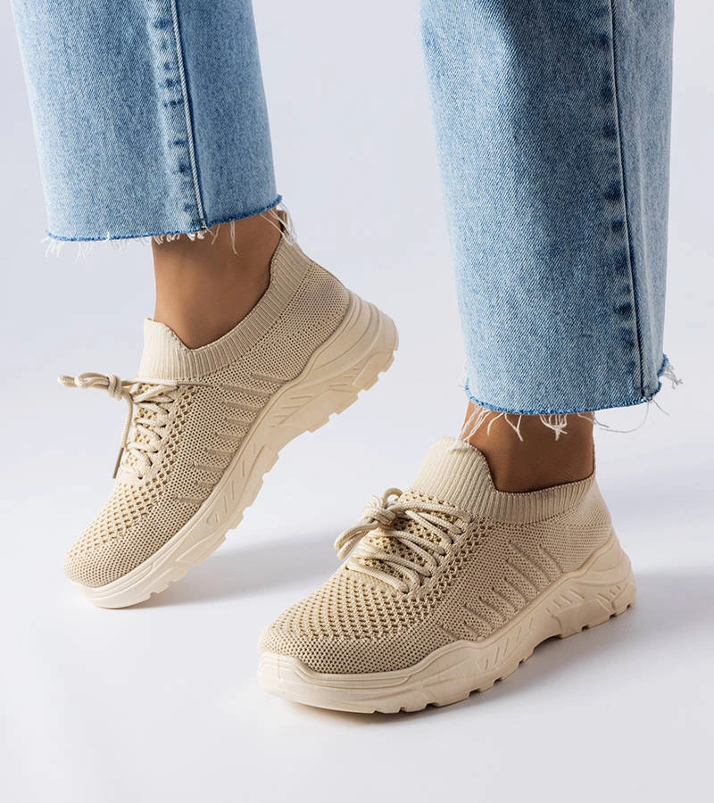 Beżowe buty sportowe z elastyczna cholewką