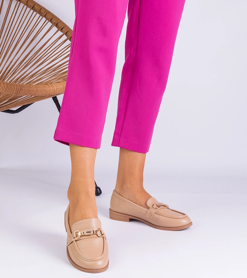 Hers mokasyny damskie beżowe ze złotym zdobieniem i cyrkoniami