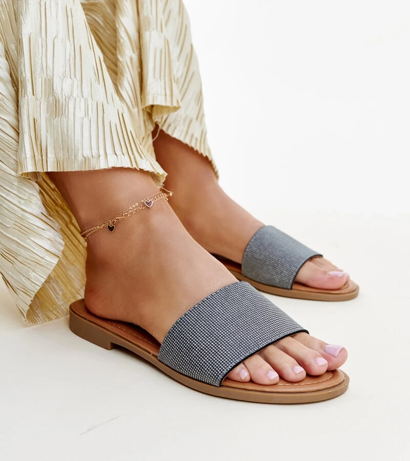 Czarne błyszczące klapki