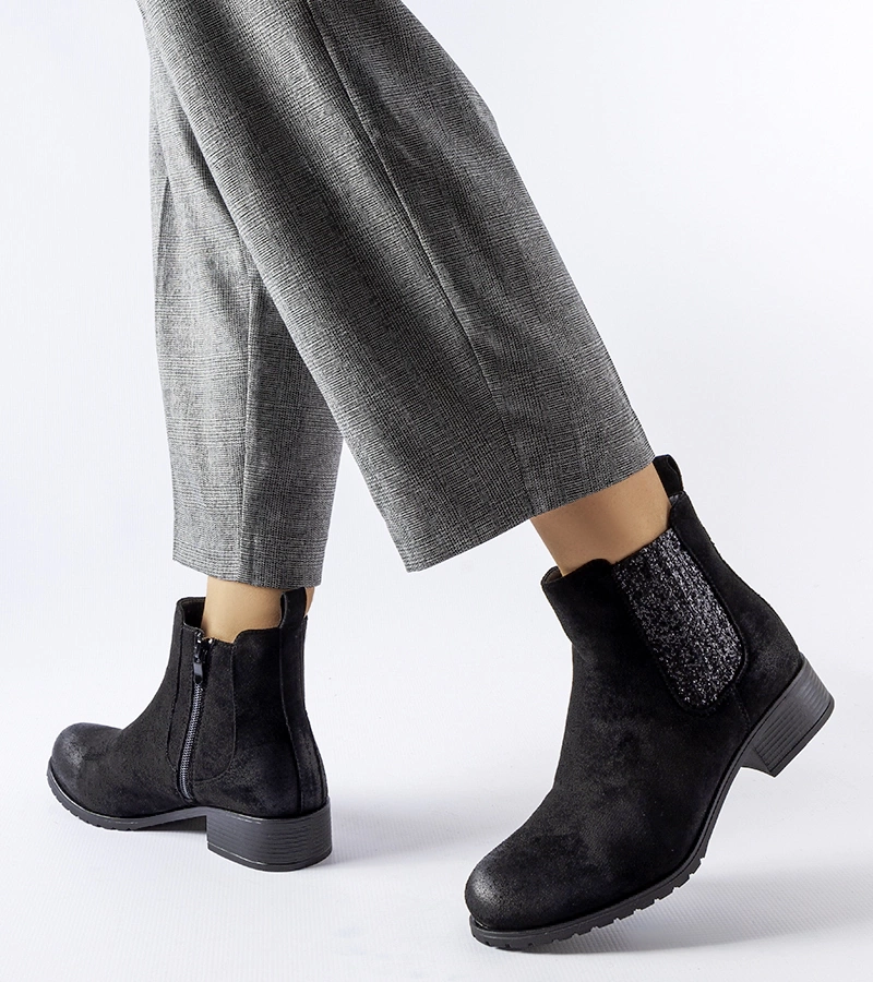 Czarne płaskie botki zdobione brokatem