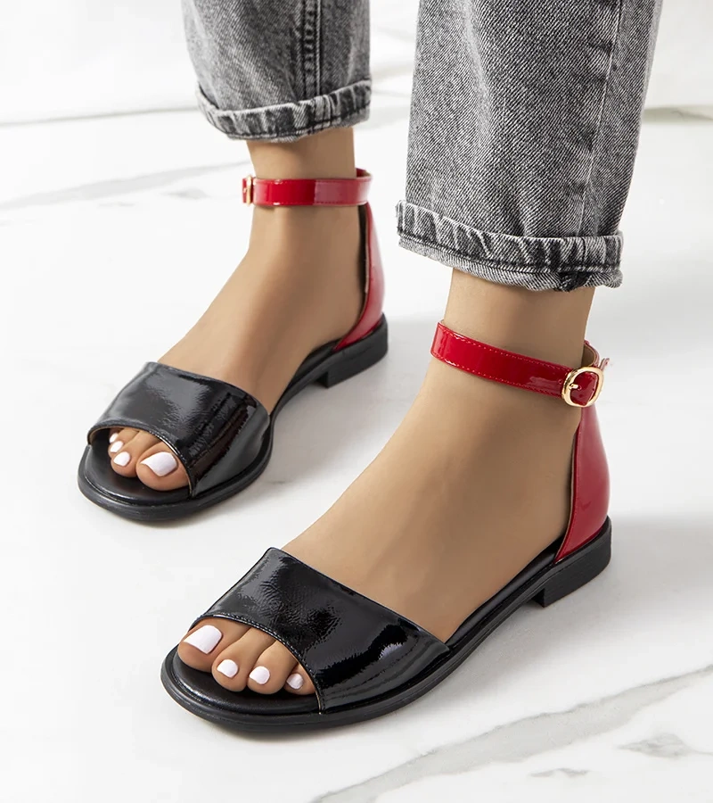 Czarne lakierowane sandały