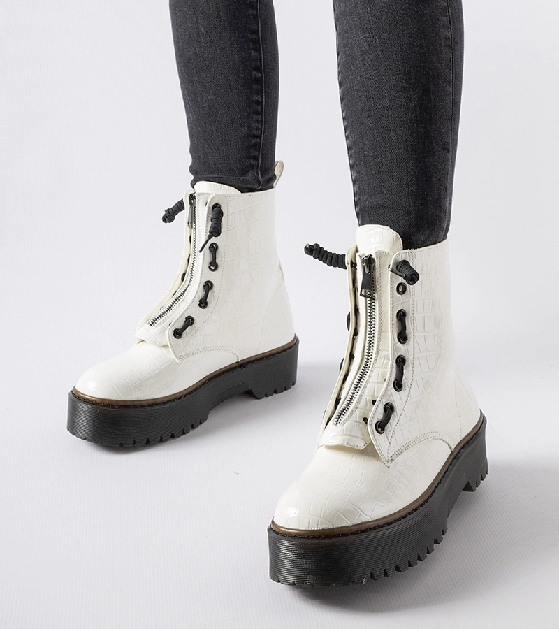 Białe botki na platformie z tłoczeniem