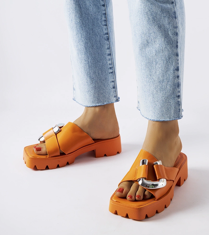 Pomarańczowe klapki na masywnej podeszwie