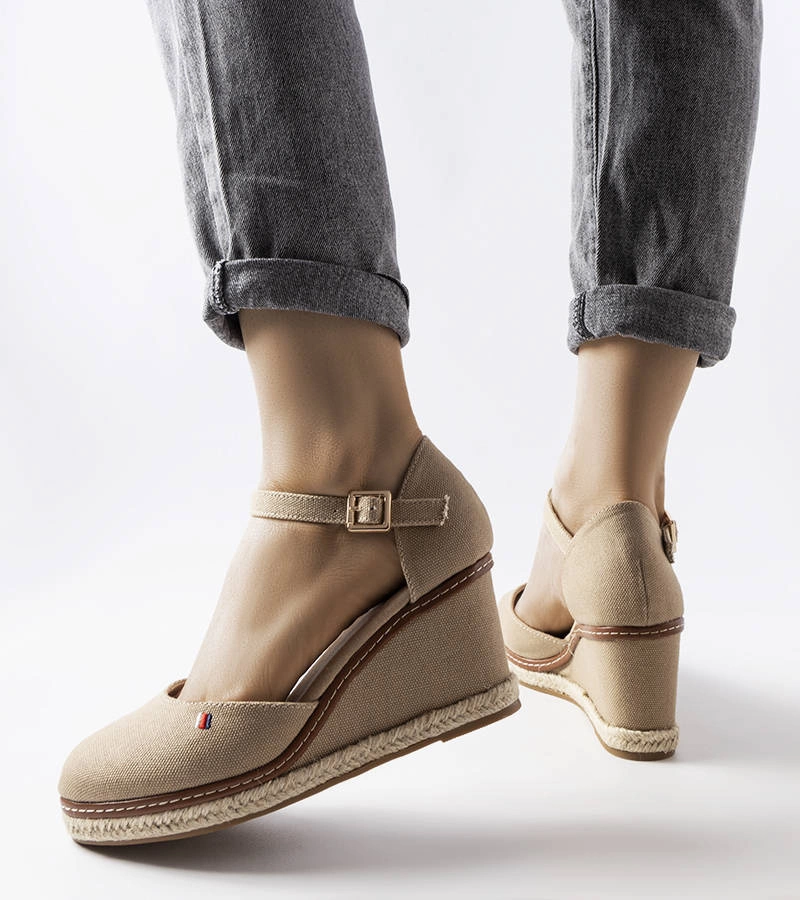 Beżowe espadryle na koturnie