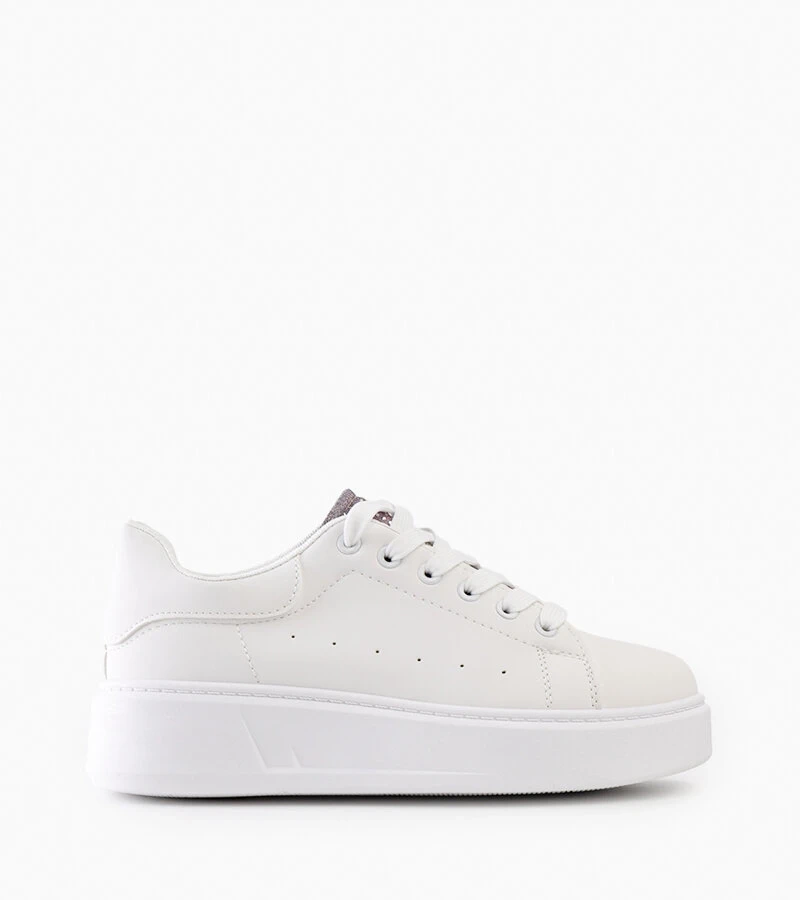 Białe sneakersy z efektownym zdobieniem