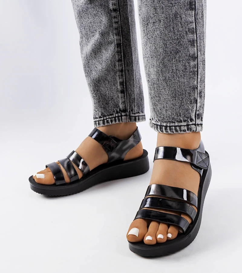 Czarne błyszczące sandały na koturnie