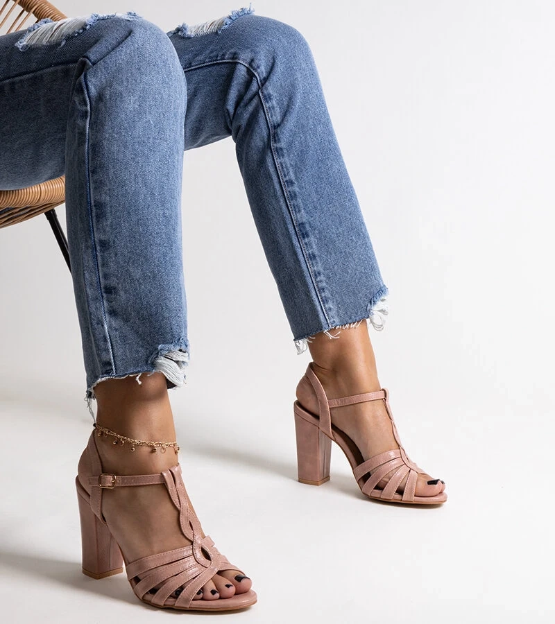 Różowe sandałki na słupku