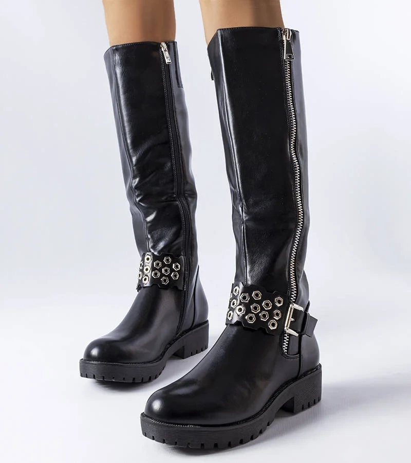 Czarne ocieplane kozaki na grubej podeszwie