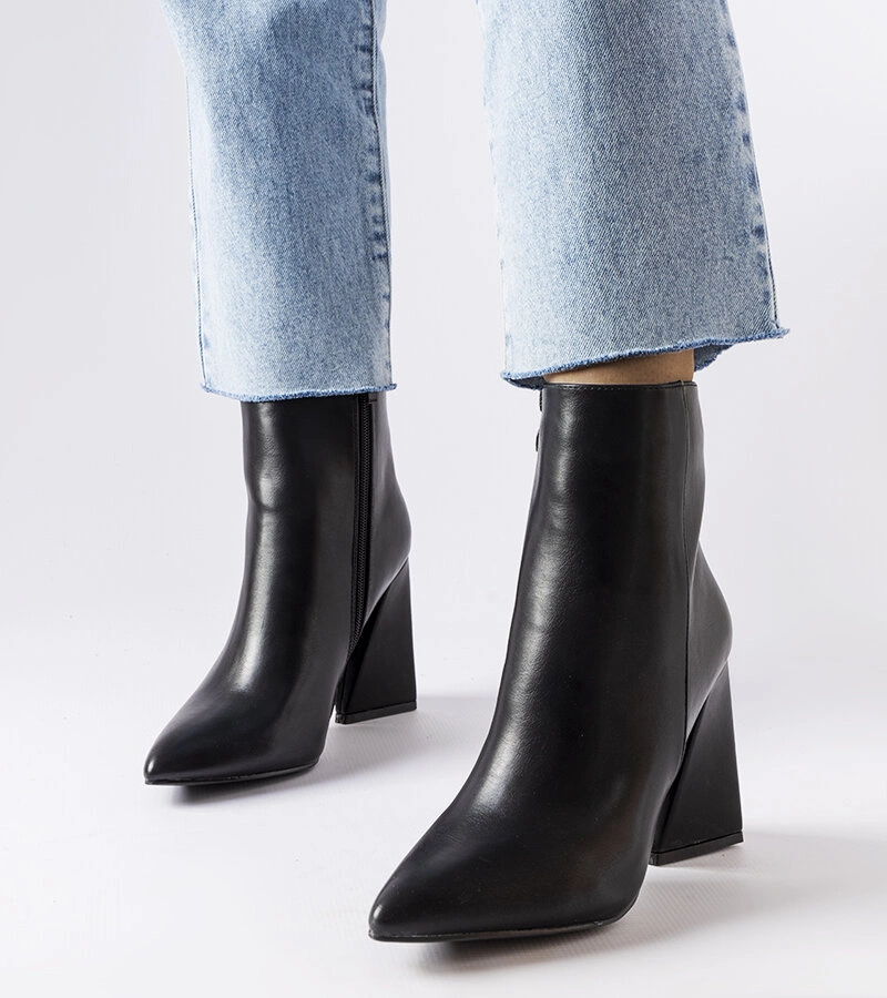 Czarne botki na słupku