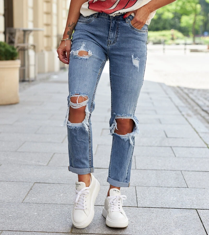 Niebieskie jeansy z wysokim stanem w stylu mom z przetarciami