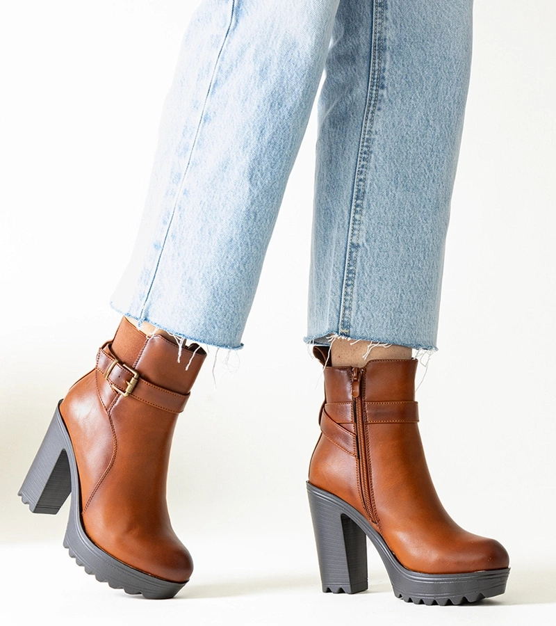 Brązowe botki na wysokim słupku