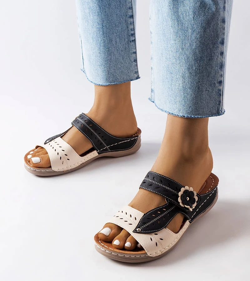 Beżowe klapki na niskiej koturnie