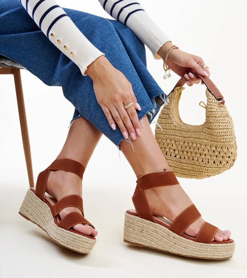 Brązowe sandały na koturnie