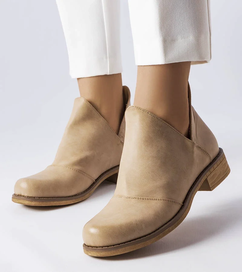 Beżowe botki z wycięciami