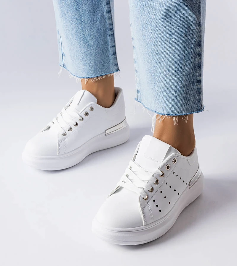 Białe sneakersy na grubej podeszwie ozdobione kolorową perforacją