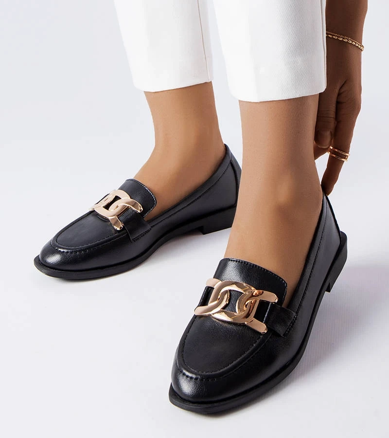 Czarne mokasyny z błyszczącą aplikacją