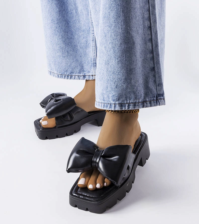 Czarne klapki zdobione kokardą na masywnej podeszwie