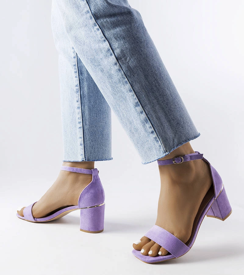 Fioletowy sandałki na niskim słupku