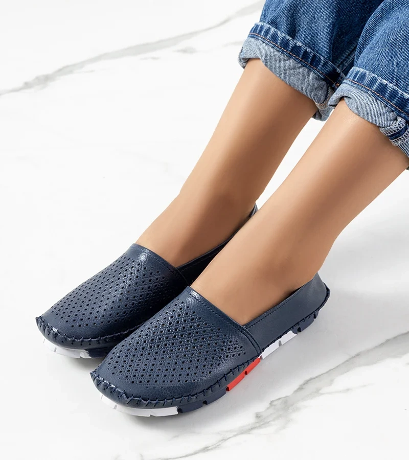 Granatowe mokasyny ażurowe