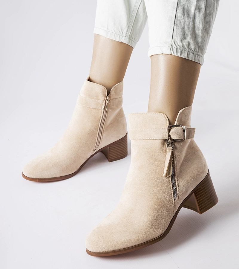 Beżowe botki ocieplane na słupku