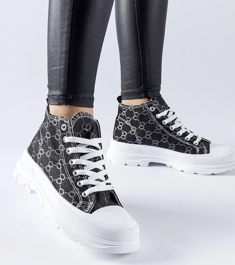 Czarne trampki zdobione monogramem