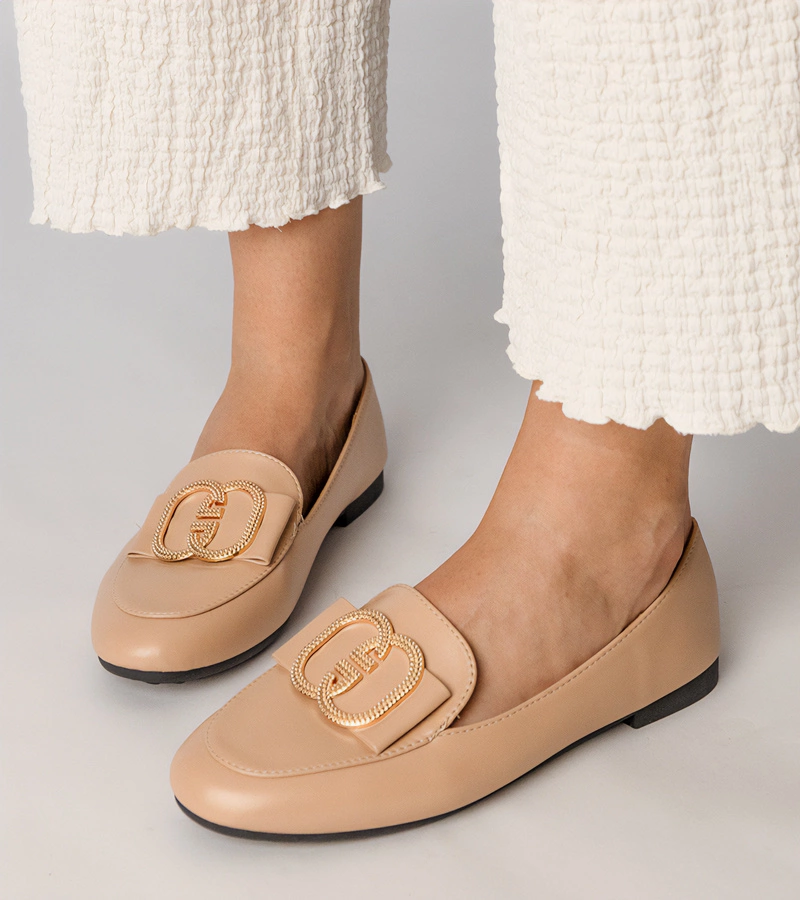Hers Kremowe mokasyny damskie ze złotą ozdobą