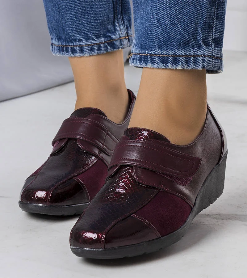 Bordowe półbuty na koturnie