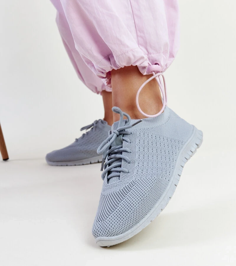 Szare materiałowe sneakersy