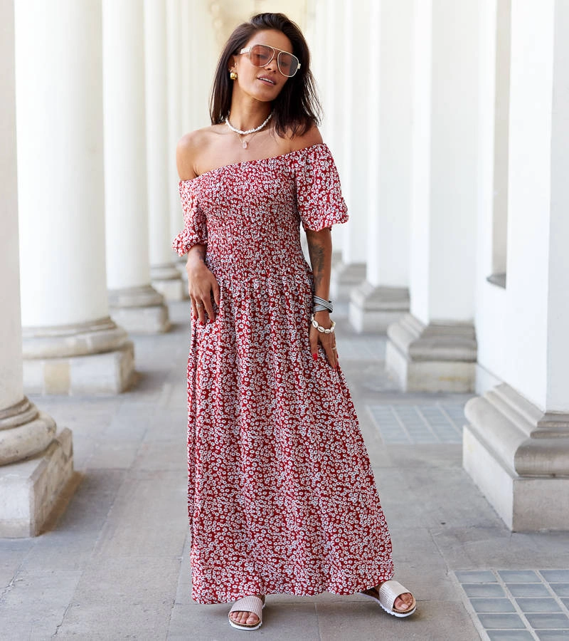 Czerwona sukienka midi w kwiaty