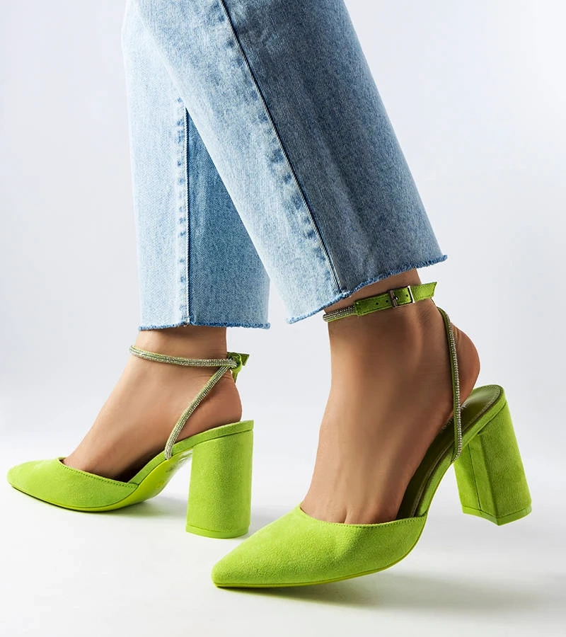 Zielone czółenka na słupku