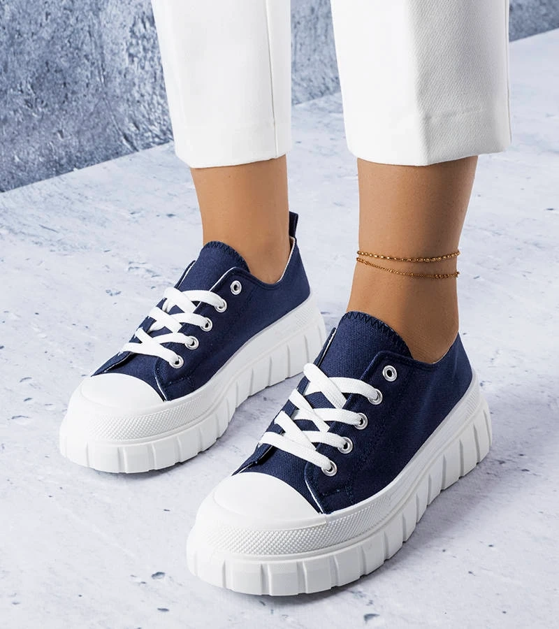 Granatowe trampki na wysokiej podeszwie