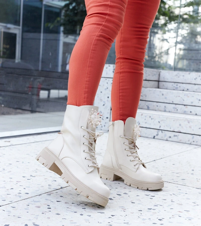 Hers Beżowe botki z ozdobnymi koralikami