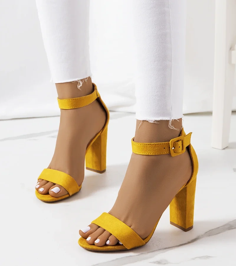 Musztardowe sandałki na obcasie