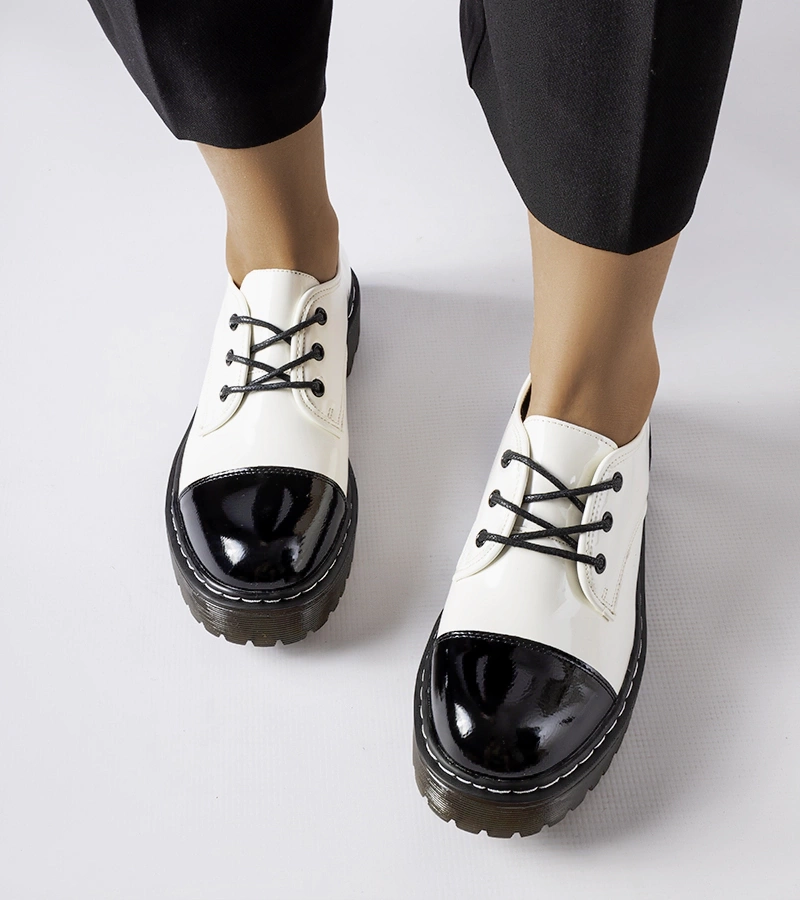 Biało-czarne lakierowane półbuty