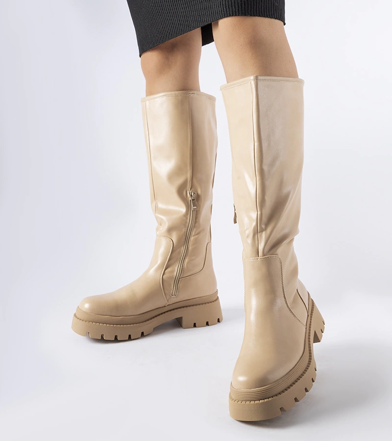 Beżowe płaskie klasyczne kozaki