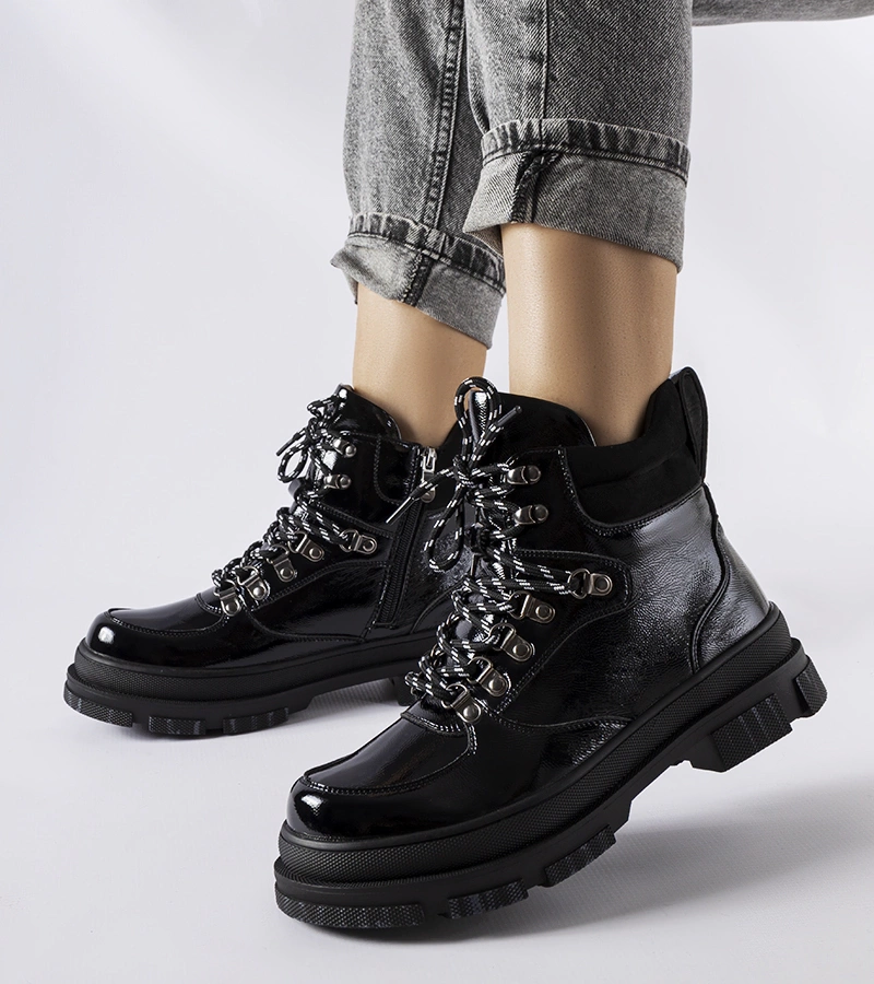 Czarne lakierowane botki