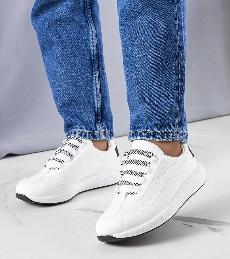 Białe sneakersy na platformie