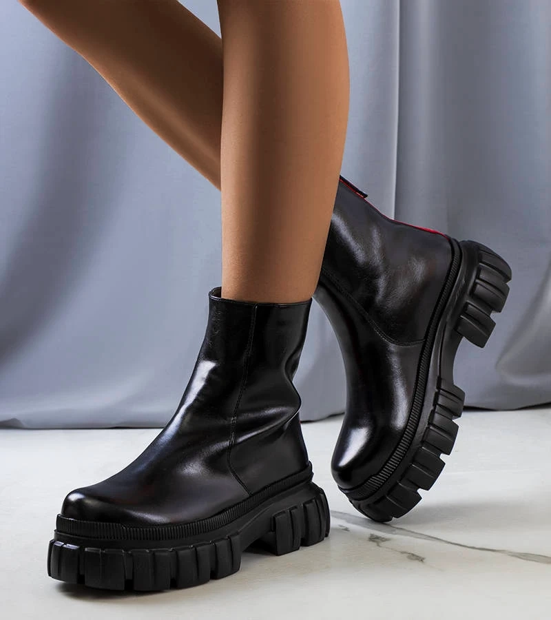 Czarne botki na traktorowej podeszwie