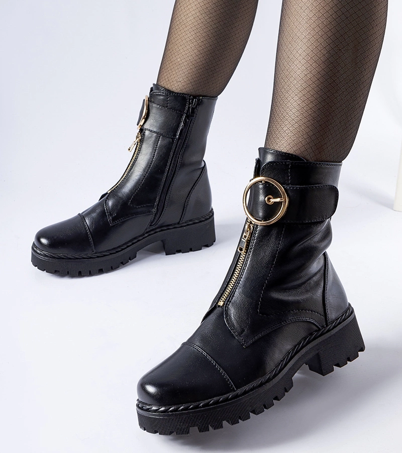 Czarne ocieplane botki zdobione sprzączką