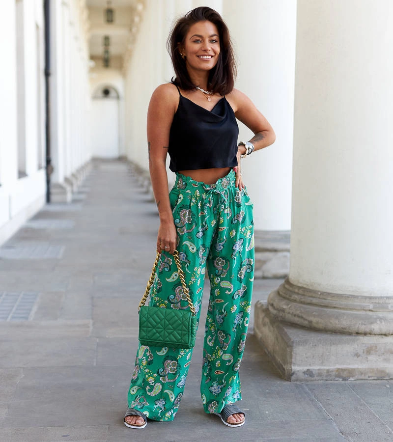 Zielone spodnie o swobodnym fasonie w kwiaty