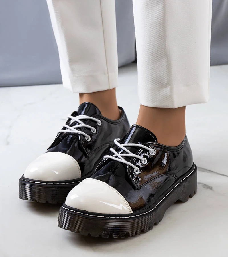 Czarno białe półbuty lakierowane