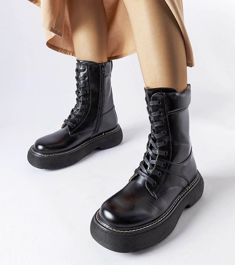 Czarne ocieplane workery na platformie